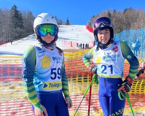 Carlota e Leopoldo durante competição de esqui na Europa