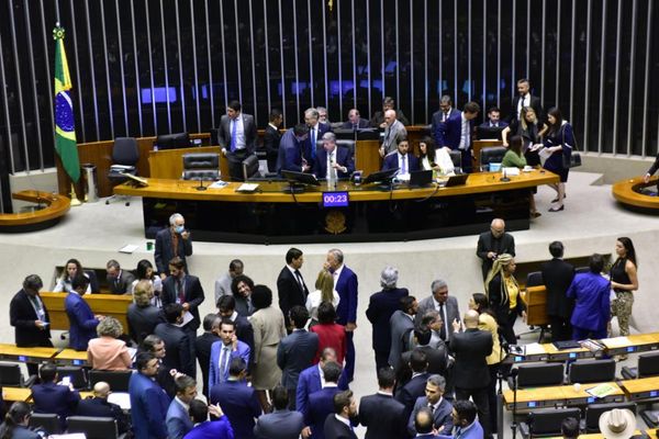 Sessão na Câmara dos Deputados aprova regime de urgência para apreciação do arcabouço fiscal