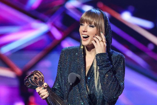 Taylor Swift recebendo o prêmio iHeartRadio Music, em março de 2023