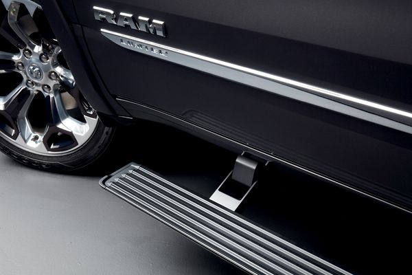 Estribos elétricos automáticos de série por Ram/Divulgação