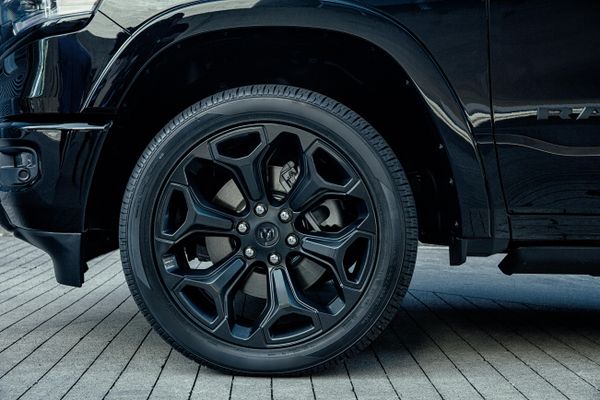 Equipam a picape pneus 285/45 R22XL All Season da Pirelli com rodas de liga leve aro 22” por Ram/Divulgação