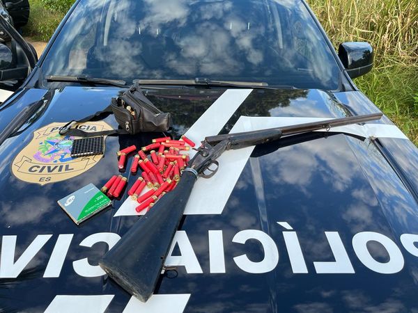 Espingarda e munições apreendidas em Aracruz