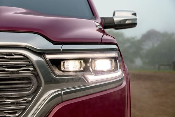 Faróis de LED com dois projetores e sistema adaptativo, que ajusta o facho de luz conforme o ângulo de esterçamento do volante por Ram/Divulgação