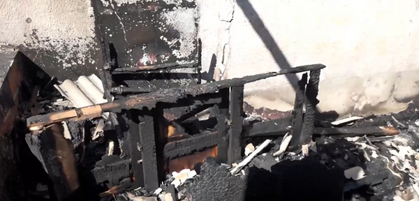 Fogo destruiu praticamente todo o interior do imóvel, que fica no bairro Planalto Serrano, na Serra
