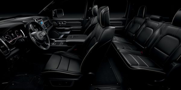 O interior é todo revestido em couro por Ram/Divulgação