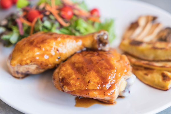 Frango com salada. Crédito: (Divulgação).