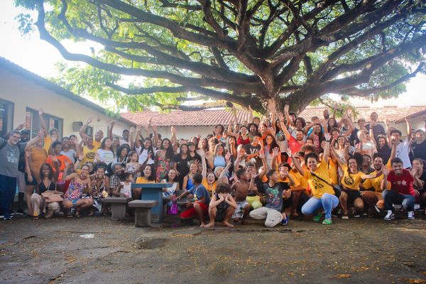 O Cursinho Risoflora é em homenagem a uma árvore do mangue com caules fortes. 