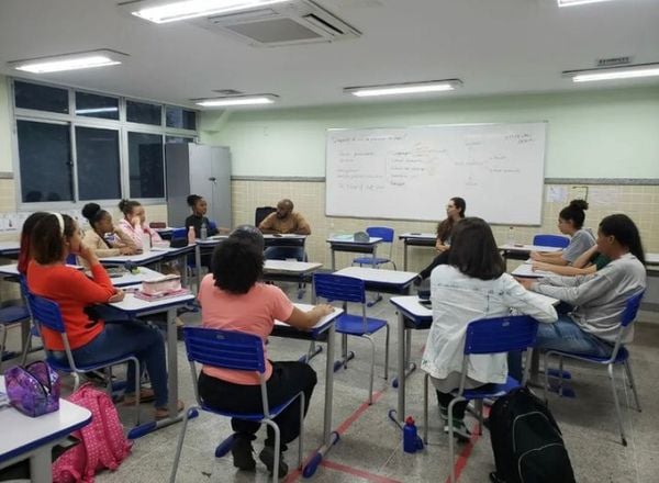 O cursinho Tereza de Benguela oferece aulas aos sábados  para alunos de diversas idades.