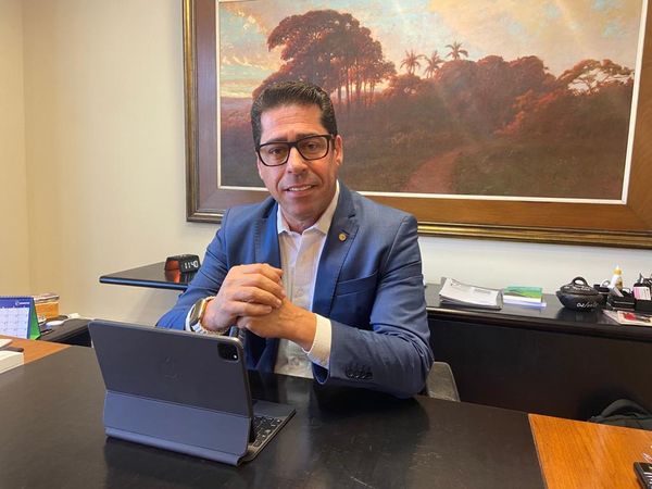 O deputado Marcelo Santos no gabinete da Presidência da Assembleia Legislativa do Espírito Santo