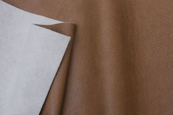 O revestimento sintético ainda possui uma grande variedade de cores e estampas que permitem serem sintonizados com as preferências e necessidades de cada consumidor. 
