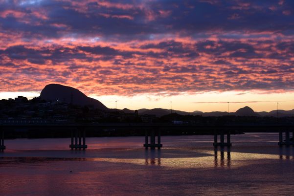 O pôr do sol visto da Ponte Florentino Avidos, em Vitória por Carlos Alberto Silva