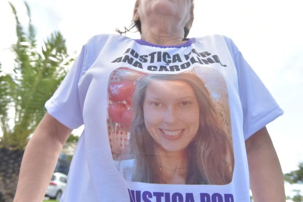 Ato na Orla de Camburi pede justiça pela morte de Ana Carolina Kurth por Ricardo Medeiros