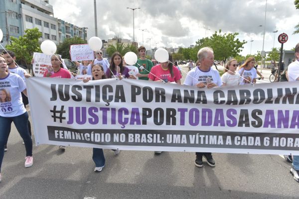 Ato na Orla de Camburi pede justiça pela morte de Ana Carolina Kurth por Ricardo Medeiros
