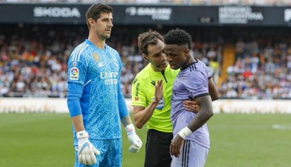 Vinicius Jr. é vítima de racismo por torcida do Valencia na Espanha, em jogo do Real Madrid