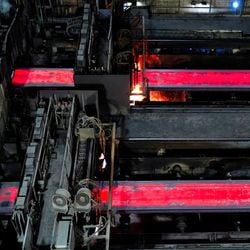 Juros elevados travam negócios de setores como o automotivo e a construção civil, que são grandes consumidores de aço. Produto importado também atrapalha