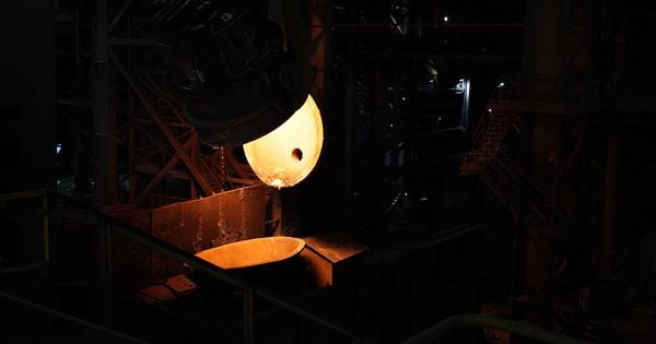 Indústria siderúrgica do Brasil se diz prejudicada pela importação de aço subsidiado vindo da China. Algumas empresas já pediram investigação por dumping