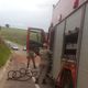 Imagem - Caminhão capota e derrama óleo na pista da ES 060 em Marataízes