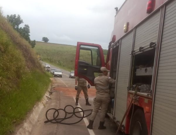 Caminhão tomba e derrama óleo em pista em Marataízes
