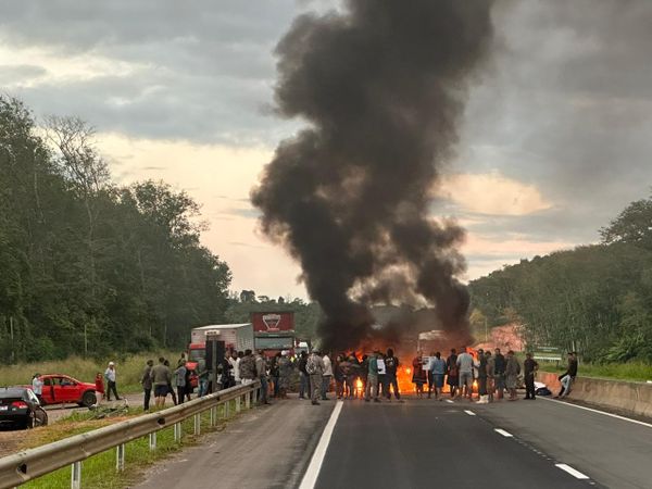 Manifestantes fazem protesto na BR 101, na região de Seringal, em Viana
