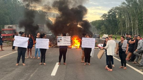 Manifestantes fazem protesto na BR 101, na região de Seringal, em Viana