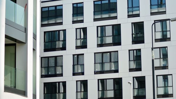 Levantamento aponta que atrasos superiores a 30 dias cresceram no segundo semestre de 2025; pressão no orçamento familiar mantém projeção de 11% para 2026