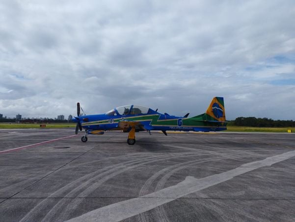 Aeronave que será usada na apresentação da Esquadrilha da Fumaça, em Vila Velha, nesta terça-feira (23)