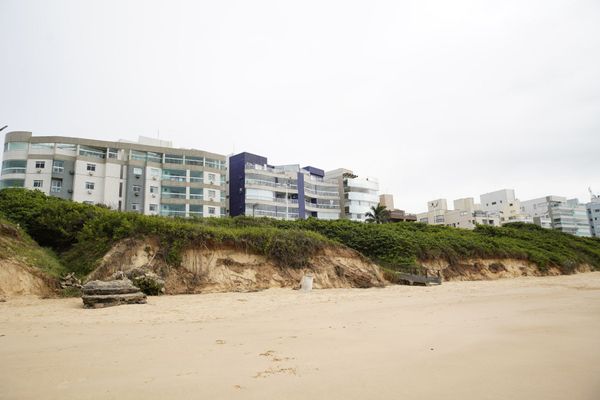 Erosão na praia de Peracanga em Guarapari por Fernando Madeira