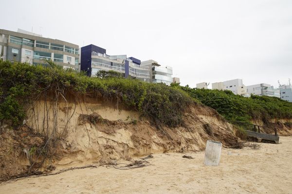 Erosão na praia de Peracanga em Guarapari por Fernando Madeira