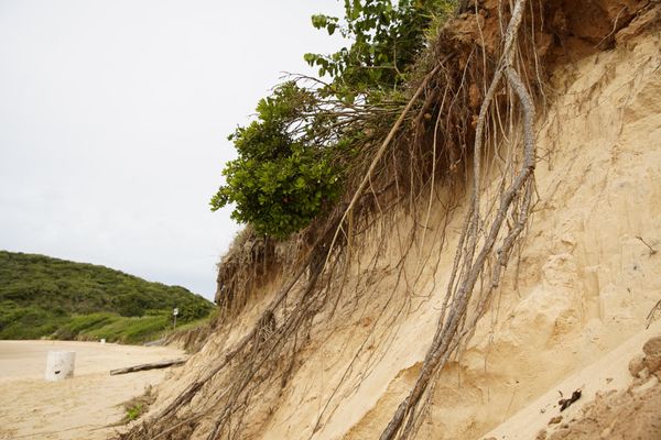 Erosão na praia de Peracanga em Guarapari por Fernando Madeira