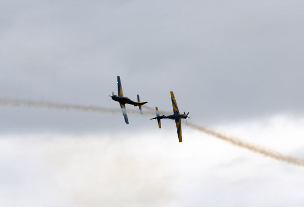 A Esquadrilha da Fumaça faz exibição em homenagem ao aniversário de 488 anos de Vila Velha na Praia de Itaparica por Carlos Alberto Silva