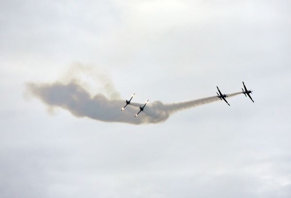 A Esquadrilha da Fumaça faz exibição em homenagem ao aniversário de 488 anos de Vila Velha na Praia de Itaparica por Carlos Alberto Silva