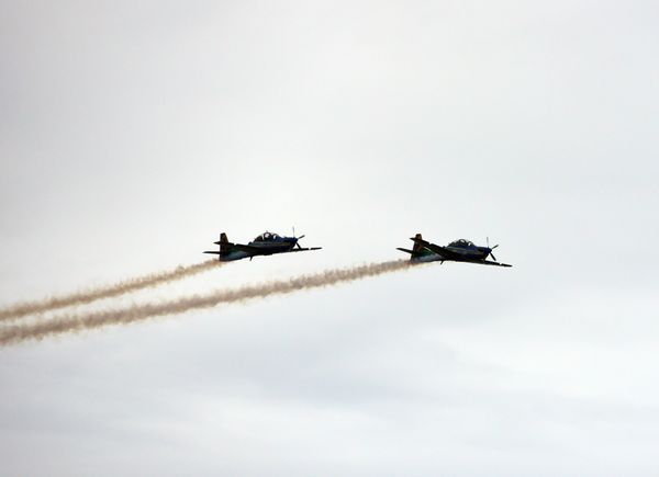 A Esquadrilha da Fumaça faz exibição em homenagem ao aniversário de 488 anos de Vila Velha na Praia de Itaparica por Carlos Alberto Silva