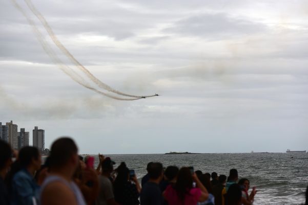 A Esquadrilha da Fumaça faz exibição em homenagem ao aniversário de 488 anos de Vila Velha na Praia de Itaparica por Carlos Alberto Silva