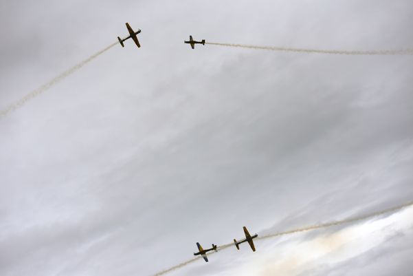 A Esquadrilha da Fumaça faz exibição em homenagem ao aniversário de 488 anos de Vila Velha na Praia de Itaparica por Carlos Alberto Silva