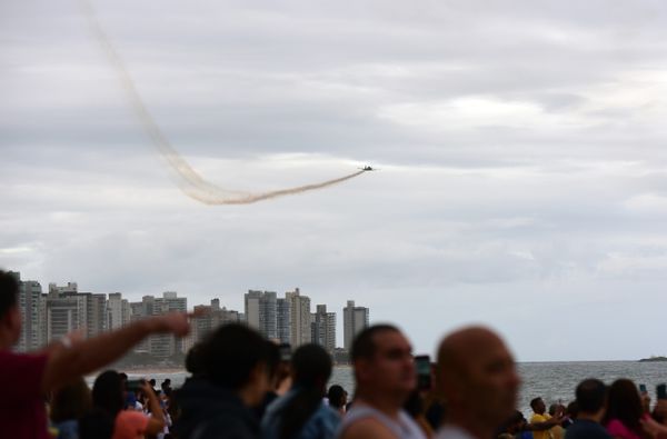 A Esquadrilha da Fumaça faz exibição em homenagem ao aniversário de 488 anos de Vila Velha na Praia de Itaparica por Carlos Alberto Silva