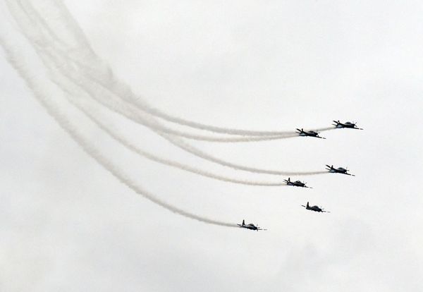 A Esquadrilha da Fumaça faz exibição em homenagem ao aniversário de 488 anos de Vila Velha na Praia de Itaparica por Carlos Alberto Silva