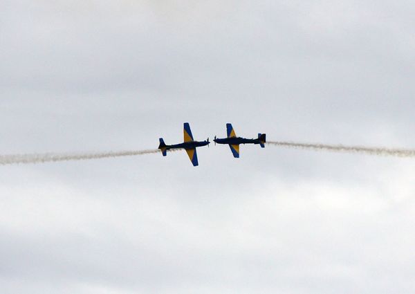 A Esquadrilha da Fumaça faz exibição em homenagem ao aniversário de 488 anos de Vila Velha na Praia de Itaparica por Carlos Alberto Silva