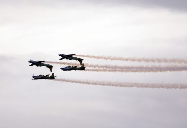 A Esquadrilha da Fumaça faz exibição em homenagem ao aniversário de 488 anos de Vila Velha na Praia de Itaparica por Carlos Alberto Silva