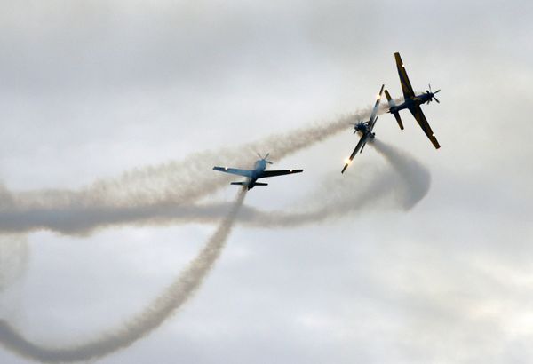 A Esquadrilha da Fumaça faz exibição em homenagem ao aniversário de 488 anos de Vila Velha na Praia de Itaparica por Carlos Alberto Silva