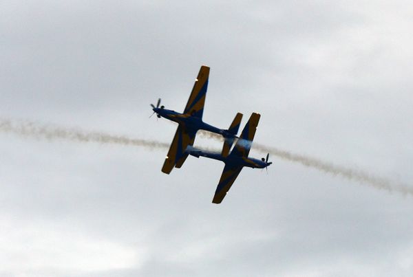 A Esquadrilha da Fumaça faz exibição em homenagem ao aniversário de 488 anos de Vila Velha na Praia de Itaparica por Carlos Alberto Silva