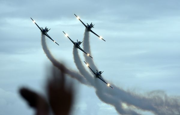 A Esquadrilha da Fumaça faz exibição em homenagem ao aniversário de 488 anos de Vila Velha na Praia de Itaparica por Carlos Alberto Silva