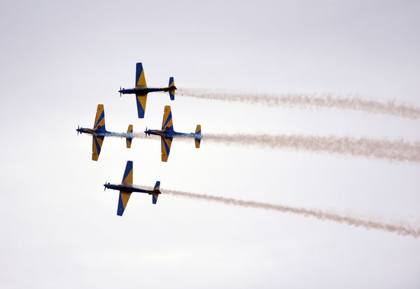 A Esquadrilha da Fumaça faz exibição em homenagem ao aniversário de 488 anos de Vila Velha na Praia de Itaparica por Carlos Alberto Silva