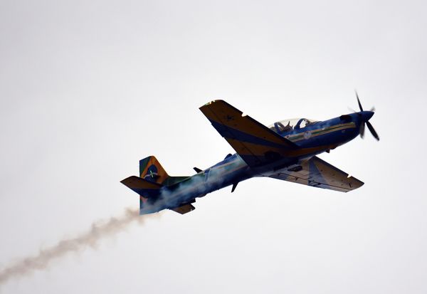 A Esquadrilha da Fumaça faz exibição em homenagem ao aniversário de 488 anos de Vila Velha na Praia de Itaparica por Carlos Alberto Silva