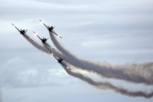A Esquadrilha da Fumaça faz exibição em homenagem ao aniversário de 488 anos de Vila Velha na Praia de Itaparica por Carlos Alberto Silva