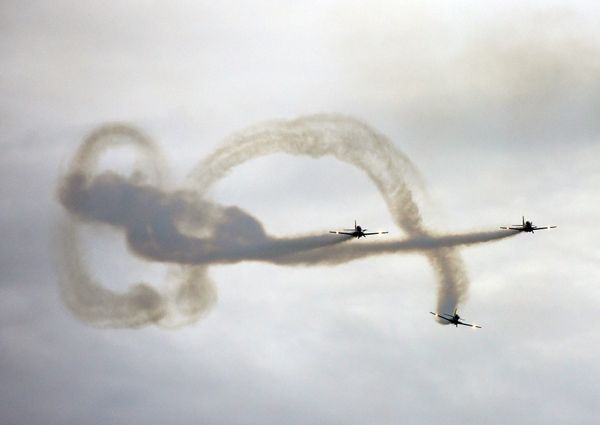 A Esquadrilha da Fumaça faz exibição em homenagem ao aniversário de 488 anos de Vila Velha na Praia de Itaparica por Carlos Alberto Silva