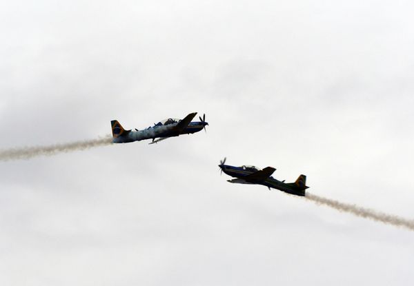 A Esquadrilha da Fumaça faz exibição em homenagem ao aniversário de 488 anos de Vila Velha na Praia de Itaparica por Carlos Alberto Silva