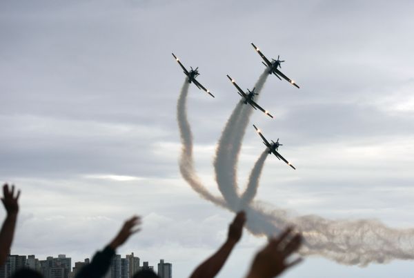 A Esquadrilha da Fumaça faz exibição em homenagem ao aniversário de 488 anos de Vila Velha na Praia de Itaparica por Carlos Alberto Silva