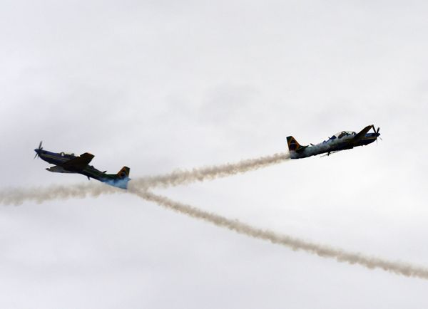 A Esquadrilha da Fumaça faz exibição em homenagem ao aniversário de 488 anos de Vila Velha na Praia de Itaparica por Carlos Alberto Silva
