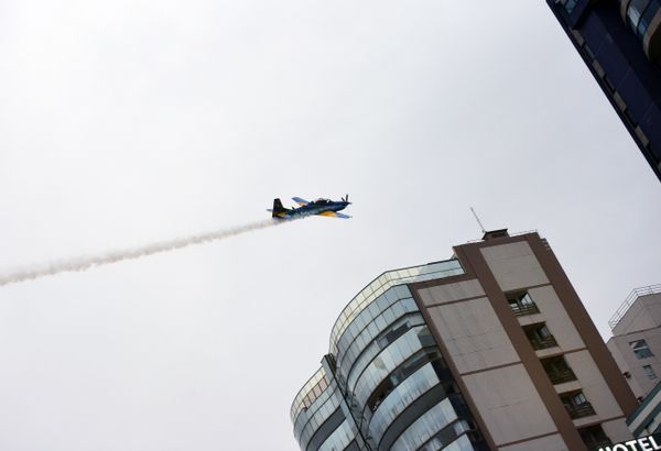 A Esquadrilha da Fumaça faz exibição em homenagem ao aniversário de 488 anos de Vila Velha na Praia de Itaparica por Carlos Alberto Silva