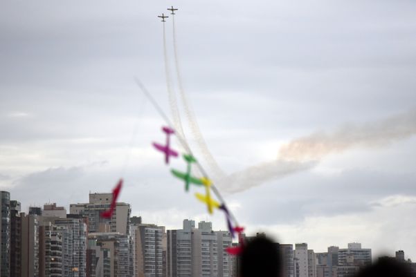 A Esquadrilha da Fumaça faz exibição em homenagem ao aniversário de 488 anos de Vila Velha na Praia de Itaparica por Carlos Alberto Silva